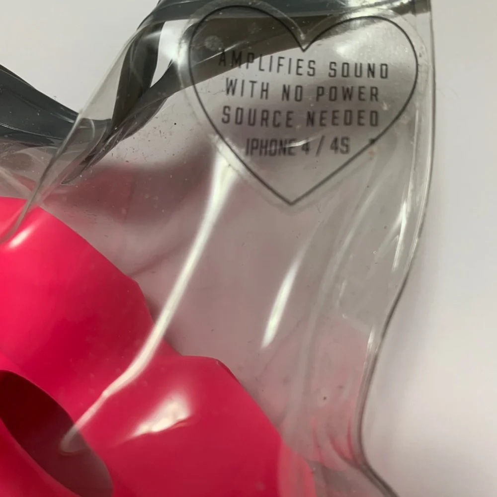 Pink amplifier speaker heart shape fits iPhone 4/4S nwt good gift